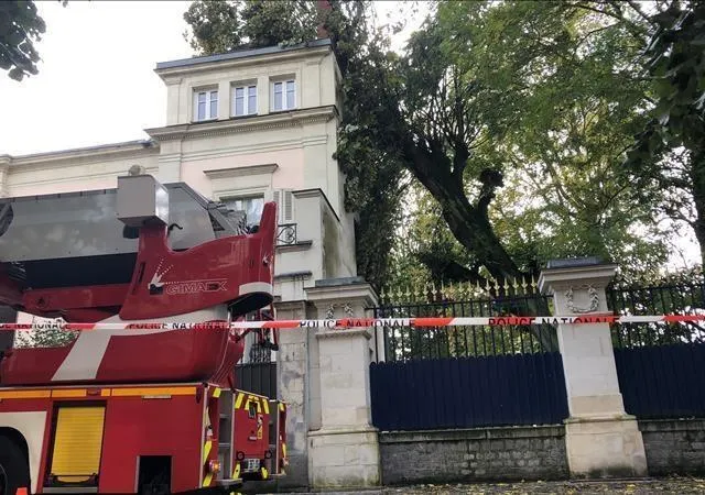 photo à laval, cet arbre est tombé sur une maison pendant la tempête ciaran.  ©  ouest-france