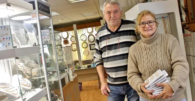 photo  philippe et claudine brousse, mardi 31 octobre 2023, dans leur bijouterie, grande rue, à sablé-sur-sarthe.  &copy;  ouest-france 