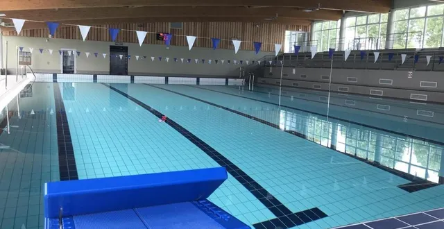 photo  en attendant les réparations du toit, le centre aquatique alencéa met le bassin de l’extension à disposition des nageurs.  &copy;  archives ouest-france 