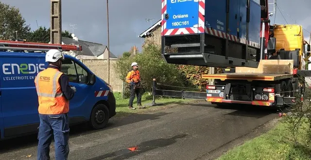 photo  les techniciens d’enedis apportent un groupe électrogène de quatre tonnes. moins de 24 heures après la tempête, l’électricité est de retour dans les chaumières.  &copy;  ouest-france 