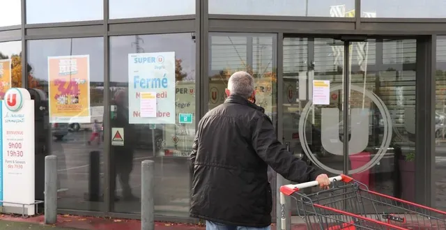 photo  jeudi 2 novembre, les clients du super u de segré ont trouvé portes closes durant la matinée, le magasin étant sujet à une panne d’électricité causée par une couleuvre.  &copy;  ouest-france 