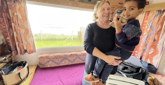 photo  patricia tenant noah dans ses bras, un des trois jeunes qu’elle a en garde, n’est pas près d’oublier cette nuit de tempête dans son bungalow.  &copy;  ouest-france 