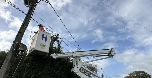 photo  les équipes d’enedis étaient à pied d’œuvre toute la journée du jeudi 2 novembre 2023, après le passage de la tempête ciaran.  &copy;  ouest-france 