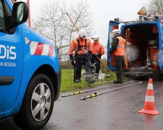 photo pour la panne d’électricité dans la commune de souligné-sous-ballon, les services d’enedis sont intervenus pour rétablir le réseau.  ©  ouest-france