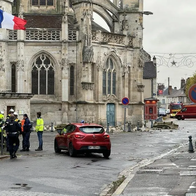 photo pompiers et policiers sont intervenus toute la matinée pour sécuriser la rue saint-martin.  ©  ouest-france