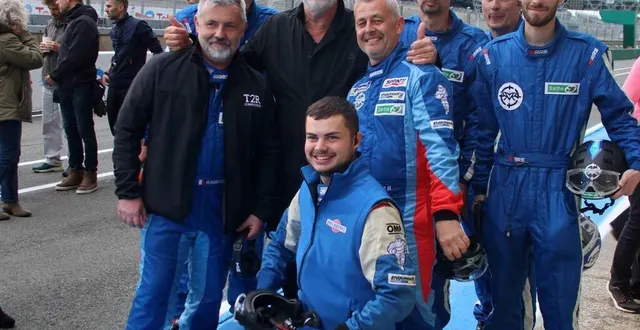 photo  photos souvenir pour t2r, avec une partie de l’équipe de tournage, dont l’acteur olivier marchal (casquette noire), sur le circuit bugatti, au mois de juin 2023. à gauche, tony ramirez.  &copy;  olivier calippe 