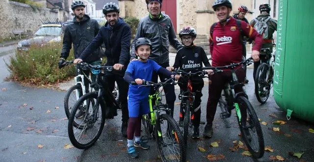 photo  lévan et sillan accompagnés de leur papa romain au centre, n’ont pas caché leur joie au moment de rencontrer laurent brochard.  &copy;  le maine libre 