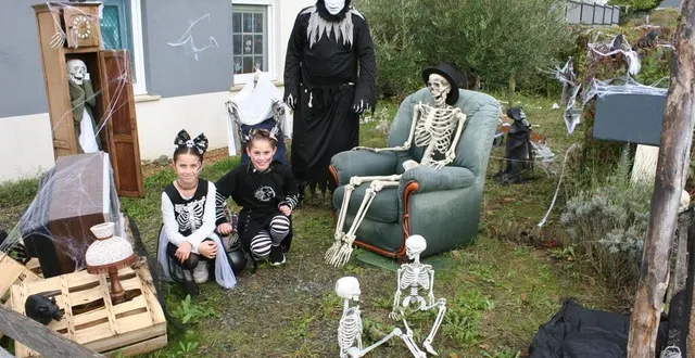 photo  le jardin dans le lotissement où habitent bruno, sandra et leurs trois enfants en l’honneur d’halloween ; départ des périples qui emmènent les enfants (10/13 ans) grimés à souhait collecter bonbons en échange de ne pas jeter de sort aux quidams.  &copy;  le maine libre 