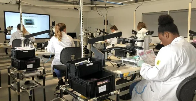 photo  dans l’usine du groupe lacroix electronics, à beaupréau (beaupréau-en-mauges), un centre de formation interne permet de former tous les nouveaux salariés.  &copy;  ouest france 