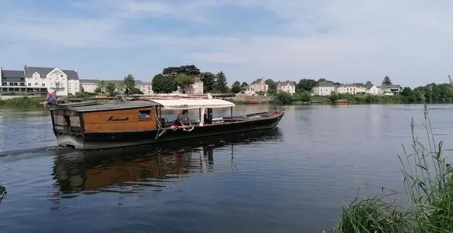 photo  sur la loire, les balades se déclinent à l’envie : autour des mets et vins du terroir, à la découverte du patrimoine ou de la biodiversité, en musique ou entre amis…  &copy;  émilie weynants 