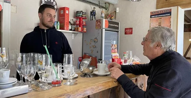 photo  jérémy provost, patron du bar de soligny-la-trappe, sert un café à jean-louis rougeyron, le médecin de la commune, vendredi 3 novembre. il a de l’électricité dans son commerce mais pas d’eau. le cabinet du généraliste n’a ni l’un, ni l’autre.  &copy;  ouest-france 