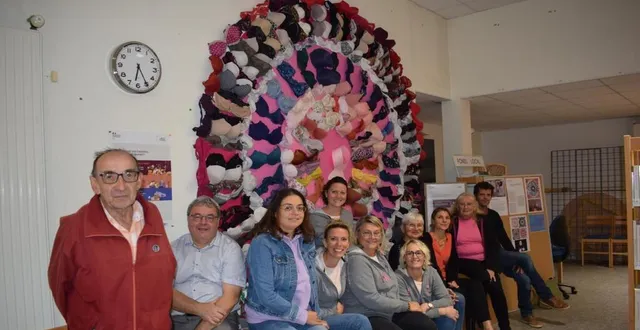 photo  pour sensibiliser au dépistage du cancer du sein, les responsables des bibliothèques et des associations de femmes se sont mobilisées pour réaliser ce mandala textile.  &copy;  ouest-france 