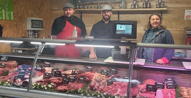 photo  fabien launay, le boucher, mathieu et mélissa langelier vendent leur viande de bœuf et de veau sur le marché fermier depuis mi-octobre 2023.  &copy;  le maine libre 