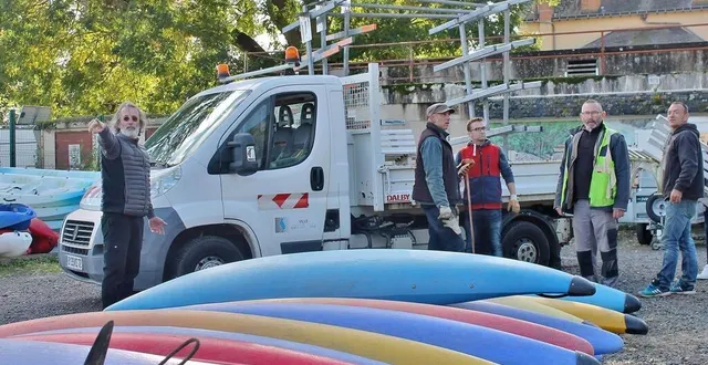 photo  didier bazot (à gauche) à la manœuvre pour le déménagement de base canoë-kayak de sablé-sur-sarthe, entamé ce vendredi 3 novembre 2023.  &copy;  ouest-france 