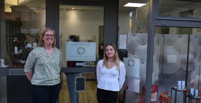 photo  caroline cavalier et charlène loiseau, devant le nouvel espace.  &copy;  le maine libre 