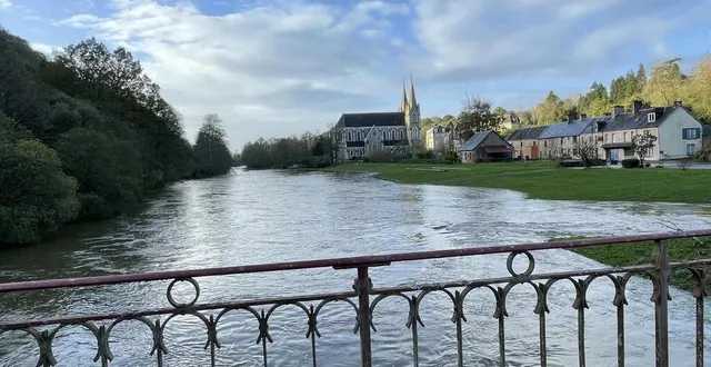 photo  entre tessy-bocage et condé-sur-noireau, la vire a pris ses aises à la chapelle-sur-vire.  &copy;  ouest-france 
