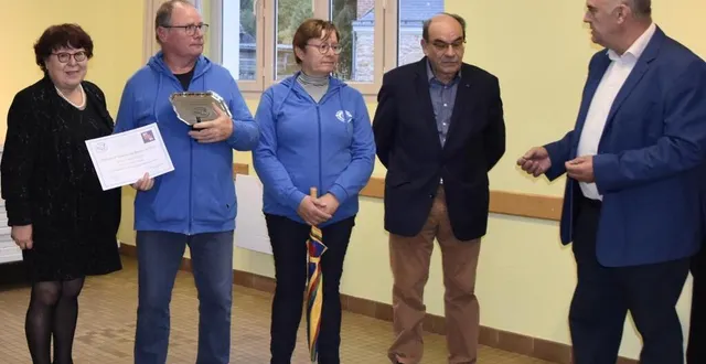 photo  andré et chantal pageau ont été mis à l’honneur par le maire de saint-michel-de-chavaignes et les représentants du comité départemental de la jeunesse, des sports et de l’engagement associatif.  &copy;  le maine libre 