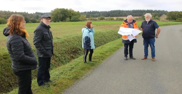 photo  plan en mains, alain hortin, maître d’œuvre, a présenté aux élus les implantations de plateaux ralentisseurs.  &copy;  ouest-france 