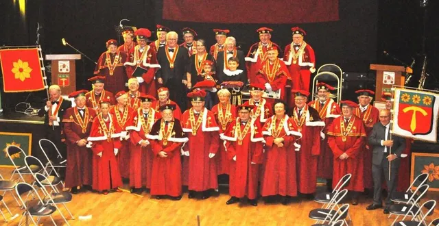 photo  en présence du président de l’ordre international, des représentants de douze commanderies, et une vingtaine de membres de la commanderie du maine et perche, trois nouveaux membres ont été adoubés : philippe bourbon, juliette caillon et gérard papin ici sans la toge d’apparat.  &copy;  ouest-france 