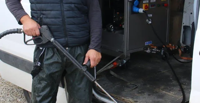 photo  damien hubert, artisan charpentier couvreur, propose ses services dans la rénovation et le nettoyage du bâti.  &copy;  ouest-france 