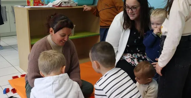 photo  émilie (à gauche) et aurore (à droite) participent chaque semaine aux animations proposées par le relais petite enfance.  &copy;  le maine libre 