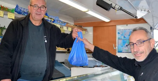 photo  chaque vendredi, olivier paul (à g.) accueille ses clients de 9 heures à 12 heures en face de l’épicerie du père louis.  &copy;  le maine libre 