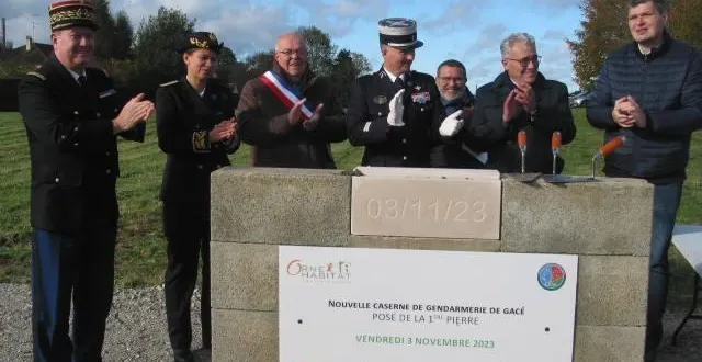 photo  les premiers coups de truelle des militaires, des élus, de la représentante de l’état et d’orne habitat.  &copy;  ouest-france 