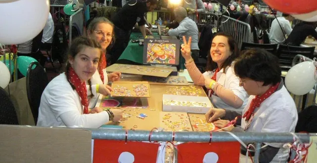 photo  si les 24 heures puzzles sont une compétition, c’est, pour la plupart des participants, une occasion de jouer en équipe, en famille ou entre amis, et dans une ambiance bon enfant.  &copy;  archives ouest-france 