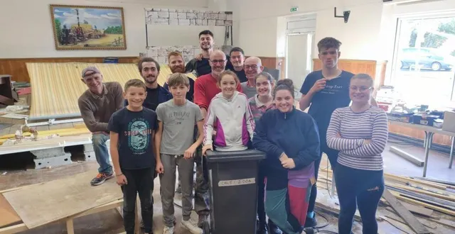 photo  toute la troupe s’est mobilisée durant les vacances de la toussaint pour préparer le décor.  &copy;  co 