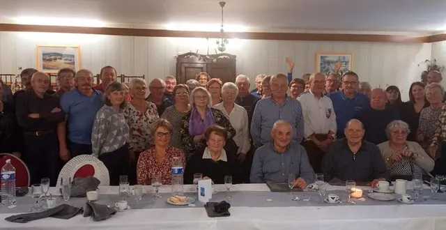 photo  les aînés de la commune. devant, à partir de la gauche : joëlle bisson, deuxième adjointe ; alice louvel, doyenne de 88 ans ; eugène chatel, maire et pierre batrel, doyen de 94 ans.  &copy;  ouest-france 