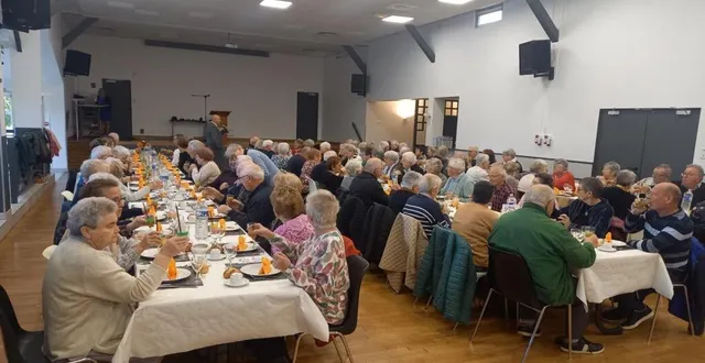 photo  la municipalité a organisé son traditionnel repas pour les aînés, dimanche 29 octobre, à la salle des fêtes. 98 convives et élus ont été invités à partager un repas. les doyens de la journée, georgette denis et constant daligault, ont été honorés. l’après-midi s’est poursuivie en chansons et avec des jeux de société.  &copy;  ouest-france 