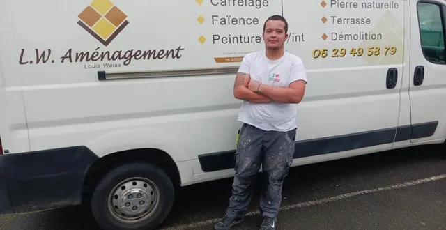 photo  auparavant autoentrepreneur, louis weiss, carreleur mosaïste, vient de créer sa société.  &copy;  ouest-france 