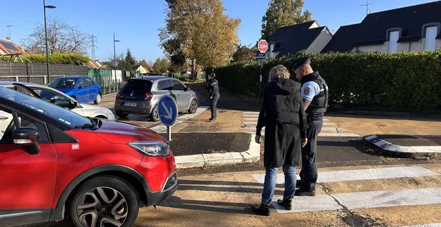 photo  ce mardi 7 novembre 2023, les gendarmes ont établi un périmètre de sécurité autour du collège jacques-peletier, à changé, à la suite d’une alerte à la bombe.  &copy;  ouest-france 