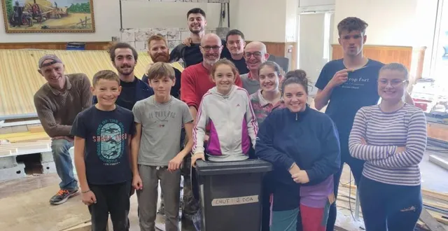 photo  les polichinelles profitent des vacances de la toussaint pour mettre au point les décors de leur spectacle.  &copy;  ouest-france 