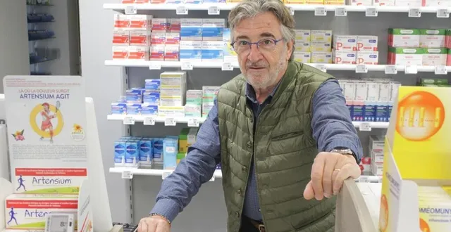 photo  jean-jacques courtin, 72 ans, tente depuis trois années de vendre sa pharmacie, à bazouges-cré-sur-loir.  &copy;  le maine libre 
