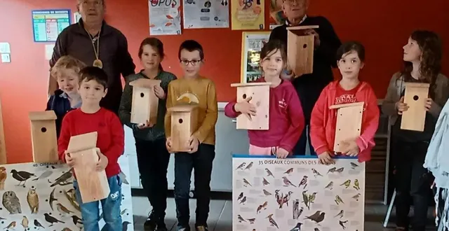 photo  les constructeurs avec louis jouin à gauche.  &copy;  le maine libre 