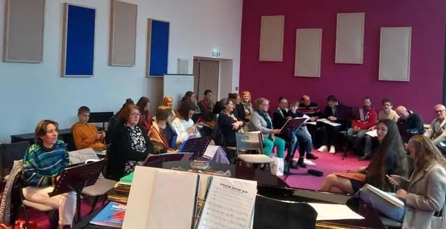 photo  les chanteurs de la compagnie do hit en répétition à la maison de la musique.  &copy;  compagnie do hit 