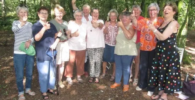 photo  dix participants à la séance de yoga du rire, dans le bois d’athis-val-de-rouvre, lors d’une journée d’automne ensoleillée. « le rire sucre les larmes, a écrit l’écrivain robert sabatier… alors, en ces temps où nous avons besoin de douceur, n’hésitons pas à rire pour tout et pour rien, sans raison. »  &copy;  ouest-france 
