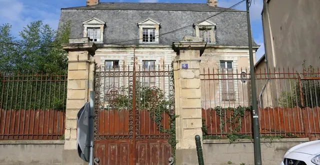 photo  au 5 rue de la dauversière, à la flèche (sarthe), la maison salmon-martel est inoccupée depuis de très nombreuses années et se dégrade à vue d’œil. la bâtisse du début du xviiie siècle serait sur le point de changer de mains. une association de préservation du patrimoine suit le dossier.  &copy;  ouest-france 