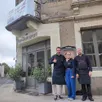 photo  romain braud (à gauche), en compagnie du chef aurélien cosson et de tiphaine touvé qui s’occupe de l’accueil et du service en salle. 