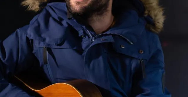photo  jules moreau vient chanter la sibérie à la bibliothèque de challain-la-potherie le 17 novembre.  &copy;  johan neveu 