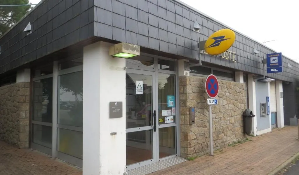 Un rassemblement devant le bureau de poste qui ferme à Pornichet