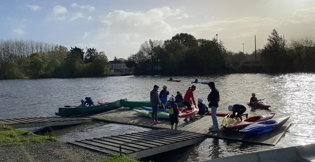 photo  pour le déménagement, l’utile est lié à l’agréable, avec les jeunes du club chargés de remorquer les bateaux de l’autre côté de la rive.  &copy;  photo : le maine libre 