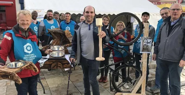 photo  l’association territoire zéro chômeur de longue durée la flèche vend des objets fabriqués en matériaux de récupération, exposés ici lors de la « grève du chômage », le mardi 7 novembre 2023.  &copy;  le maine libre 