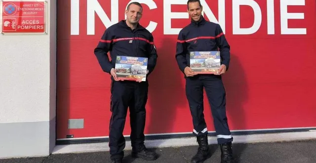 photo  jérémy perdereau, président de l’amicale des sapeurs-pompiers de teloché et matthieu chevrier, son homologue de saint-mars-d’outillé, présentent le calendrier réalisé en commun.   &copy;  pompiers 