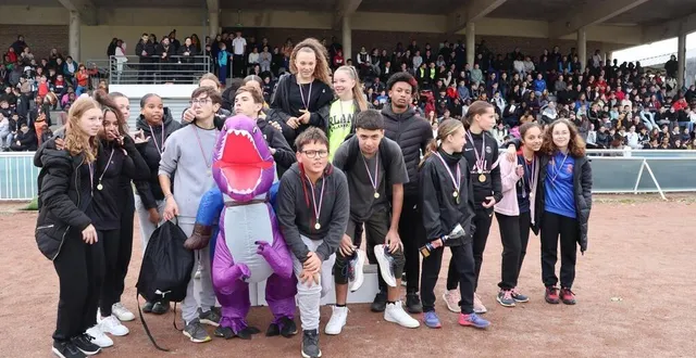 photo  les élèves de 3e d ont décroché le challenge de la meilleure classe du niveau lors du cross du collège simone-veil de sablé-sur-sarthe.  &copy;  ouest-france 