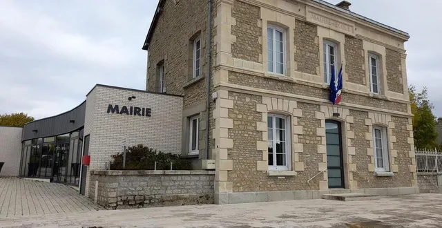 photo  on peut se renseigner à la mairie de damigny.  &copy;  charlène hoëz 