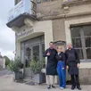 photo  romain braud (à gauche), le nouveau gérant du relais du château, avec aurélien cosson, le chef en cuisine, et tiphaine touvé en salle. 
