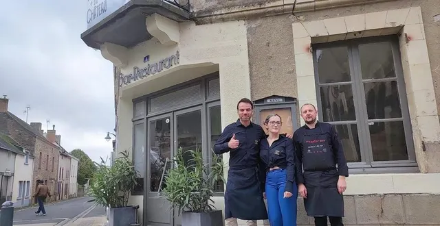 photo  romain braud (à gauche), le nouveau gérant du relais du château, avec aurélien cosson, le chef en cuisine, et tiphaine touvé en salle.  &copy;  ouest-france 