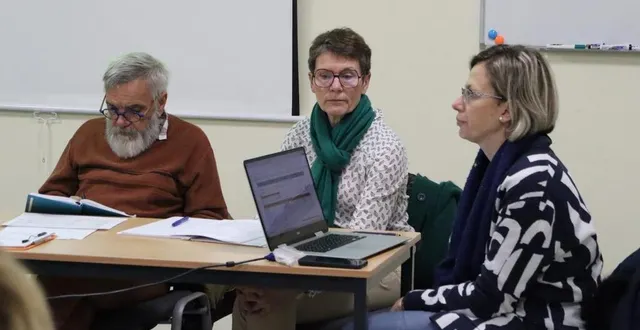 photo  sylvie ribot, la présidente de l’a3cs, entourée par bruno louatron et cécile daillères, la trésorière, lors de l’assemblée générale de l’a3cs qui s’est tenue mercredi 8 novembre 2023.  &copy;  ouest-france 
